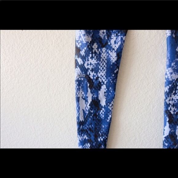 euc Alo Yoga airbrush python print leggings sz xs - Picture 4 of 7